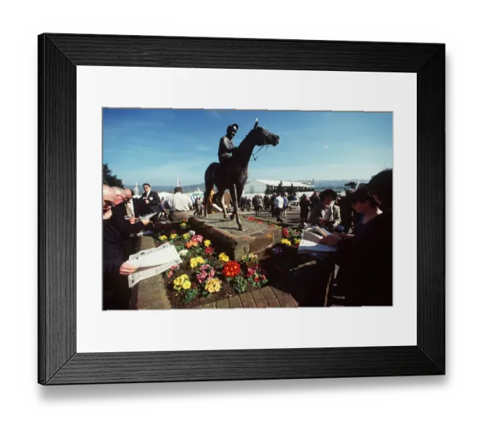 Framed Print : Dawn Run Statue