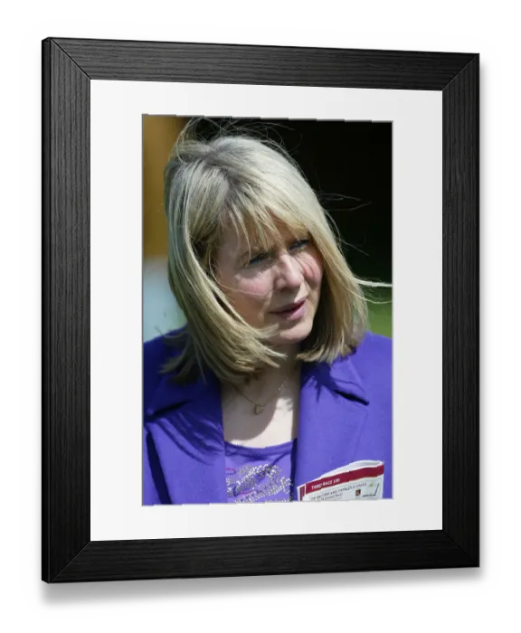 Framed Print : Linda Perratt Framed Print : Linda Perratt