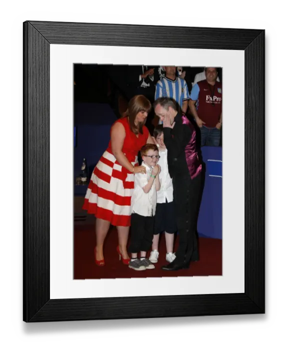 Framed Print : A Tearfull John Higgins With His Wife & Family Framed Print : A Tearfull John Higgins With His Wife & Family