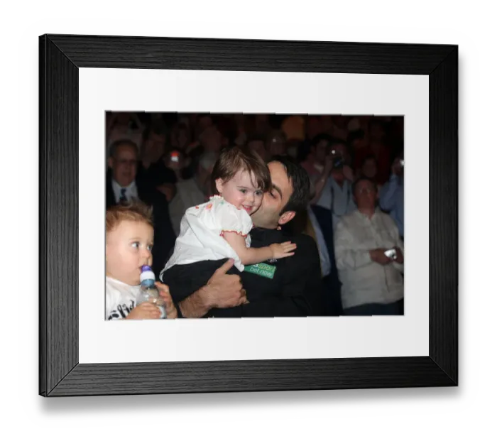 Framed Print : Ronnie O Sullivan & Daughter Lily Framed Print : Ronnie O Sullivan & Daughter Lily