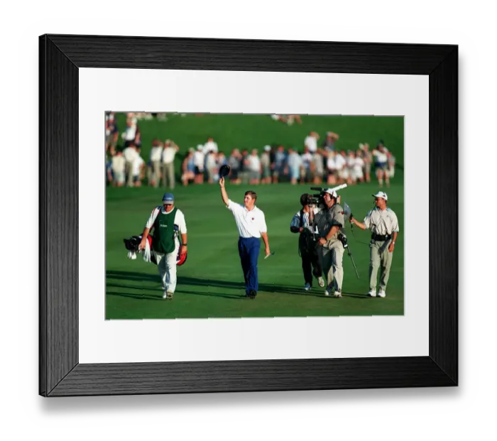 Framed Print : Justin Leonard Walks Up 18th Framed Print : Justin Leonard Walks Up 18th