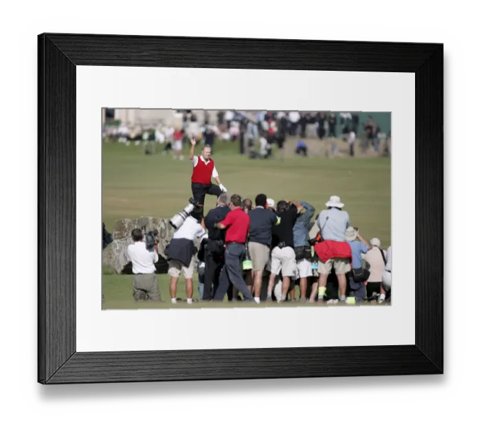 Framed Print : Jack Nicklaus Waves To Crowd Framed Print : Jack Nicklaus Waves To Crowd