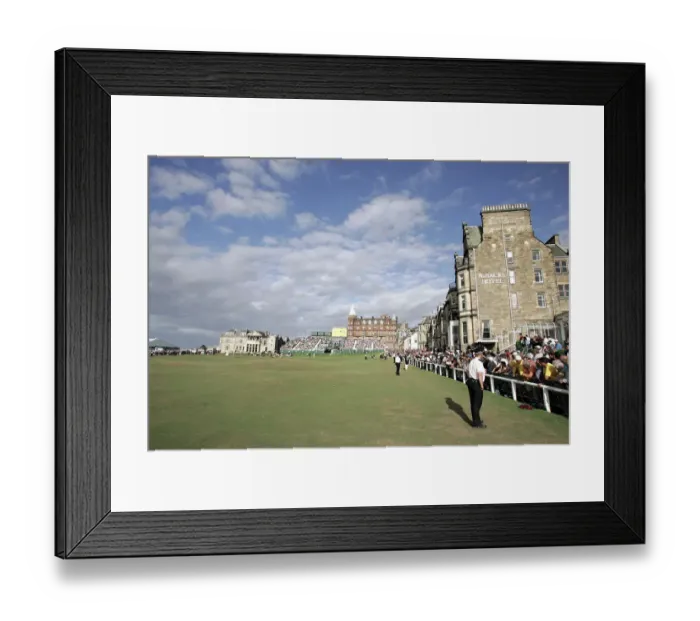 Framed Print : 18th Green & Hotels Framed Print : 18th Green & Hotels