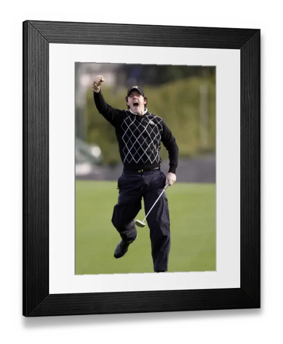 Framed Print : Rory Mcilroy Sinks Birdie On 17th Framed Print : Rory Mcilroy Sinks Birdie On 17th