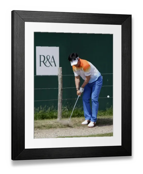 Framed Print : Ye Yang Plays His Chip To 18th Green Framed Print : Ye Yang Plays His Chip To 18th Green