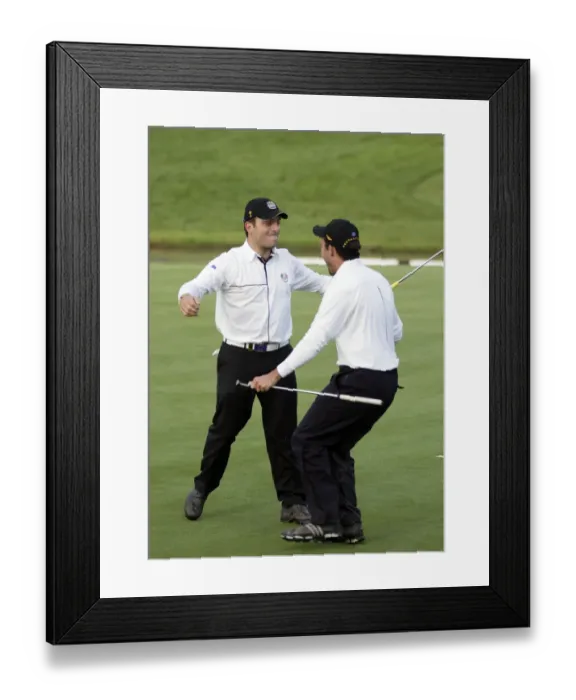 Framed Print : Francesco Molinari Sinks Birdie Put On 18th & Celebrates Framed Print : Francesco Molinari Sinks Birdie Put On 18th & Celebrates
