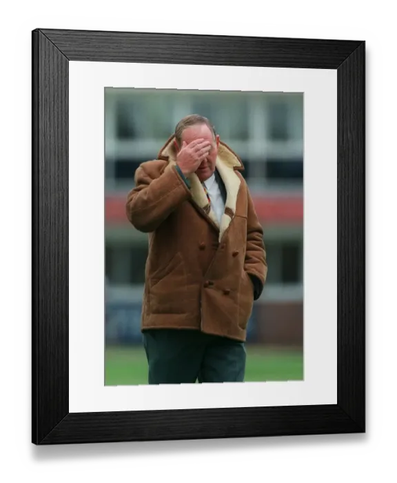 Framed Print : Ray Illingworth With His Hand Framed Print : Ray Illingworth With His Hand