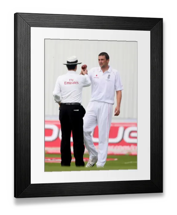 Framed Print : Umpire Billy Bowden & Steve Harmison Inspect The Ball Um Framed Print : Umpire Billy Bowden & Steve Harmison Inspect The Ball Um