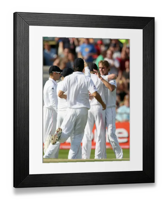 Framed Print : Stuart Broad & England Celebrate Ponting Wicket Stuart B Framed Print : Stuart Broad & England Celebrate Ponting Wicket Stuart B