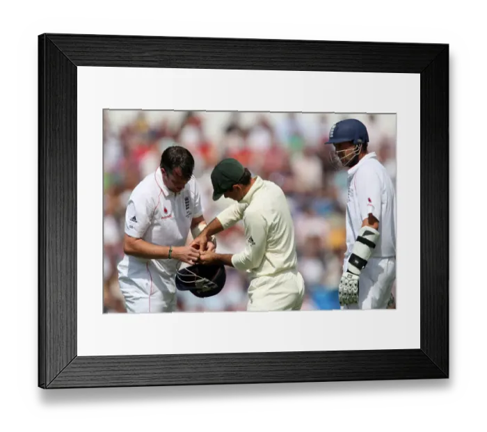 Framed Print : Ricky Poting Helps Graeme Swan Repair His Helmet Framed Print : Ricky Poting Helps Graeme Swan Repair His Helmet