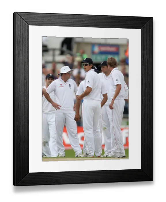 Framed Print : England Players Looking Puzzled Framed Print : England Players Looking Puzzled
