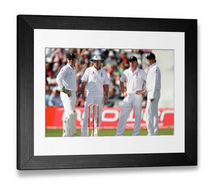 Framed Print : England Players Looking Puzzled Framed Print : England Players Looking Puzzled