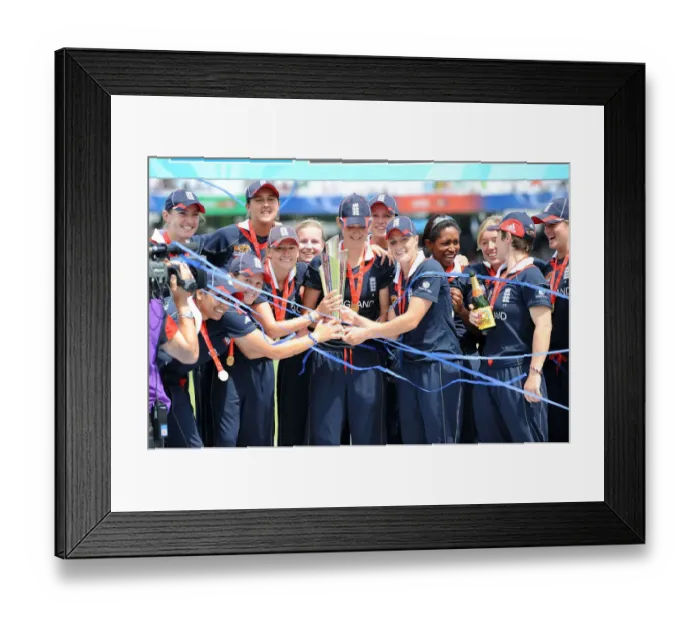 Framed Print : Charlotte Edwards & England Team Framed Print : Charlotte Edwards & England Team