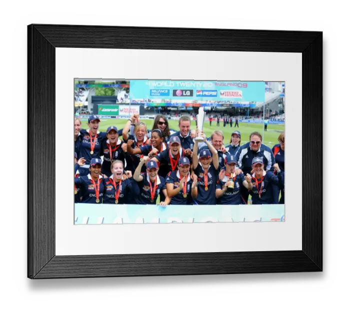 Framed Print : Charlotte Edwards & England Team Framed Print : Charlotte Edwards & England Team