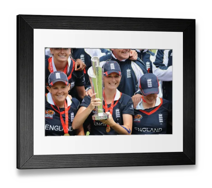 Framed Print : Charlotte Edwards & England Team Framed Print : Charlotte Edwards & England Team