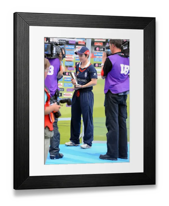 Framed Print : Charlotte Edwards Celebrates With Trophy