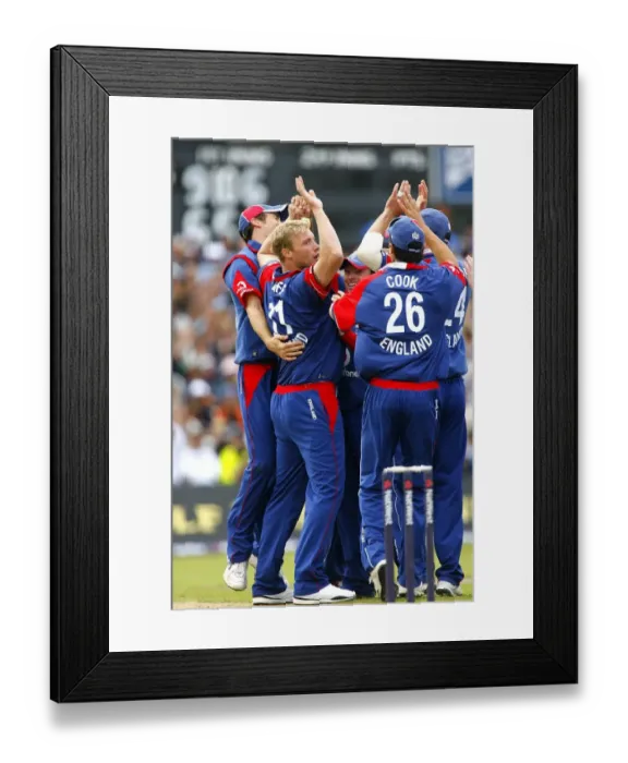 Framed Print : Andrew Flintoff & Team Framed Print : Andrew Flintoff & Team
