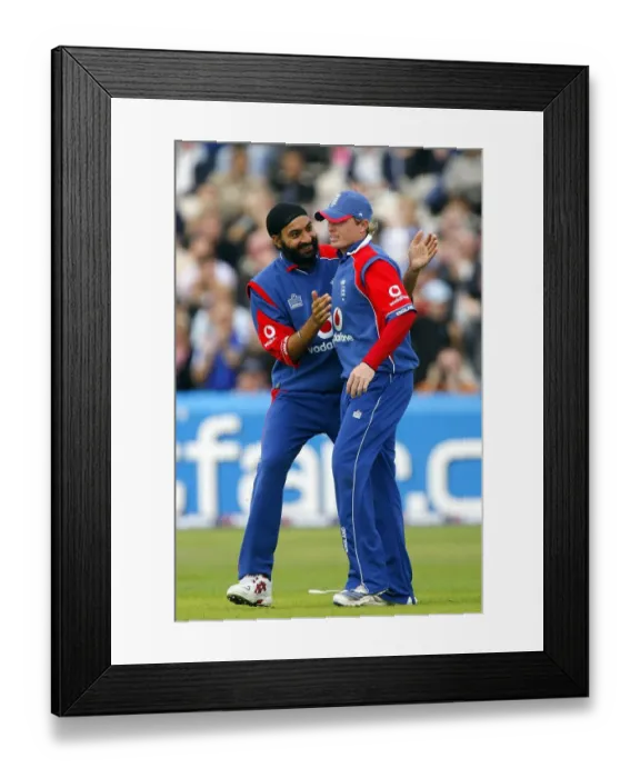 Framed Print : Monty Panesar & Ian Bell Framed Print : Monty Panesar & Ian Bell