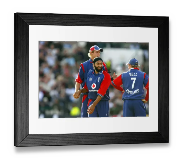 Framed Print : Monty Panesar & Stuart Broad Framed Print : Monty Panesar & Stuart Broad