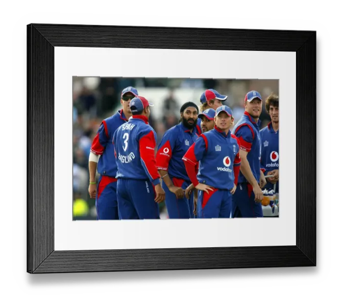 Framed Print : Monty Panesar & Team Framed Print : Monty Panesar & Team