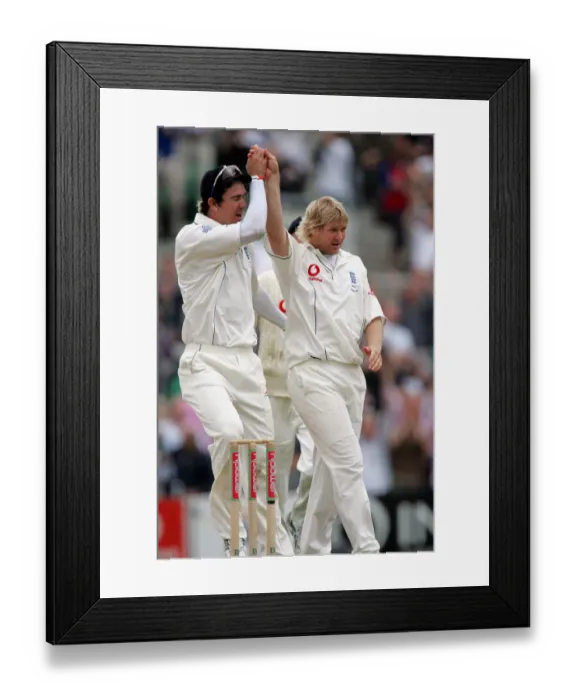 Framed Print : Matthew Hoggard & Kevin Pietersen Framed Print : Matthew Hoggard & Kevin Pietersen