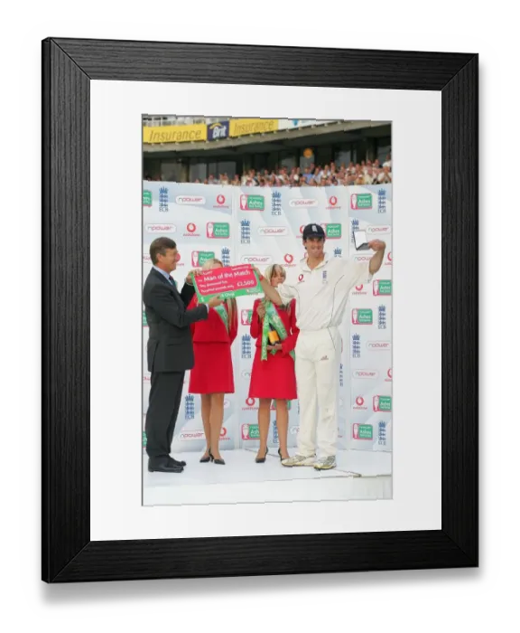 Framed Print : Kevin Pietersen With Award Framed Print : Kevin Pietersen With Award
