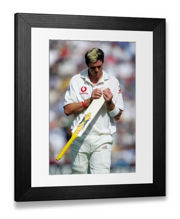 Framed Print : Kevin Pietersen Splits Bat Framed Print : Kevin Pietersen Splits Bat