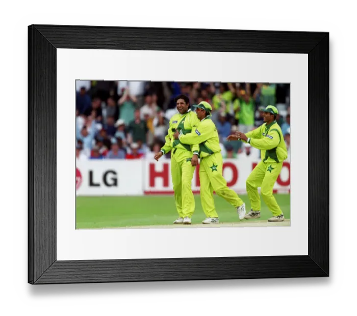 Framed Print : Wasim Akram Celes With Players Framed Print : Wasim Akram Celes With Players
