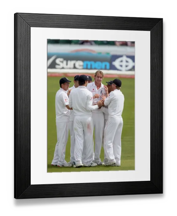 Framed Print : Stuart Broad & Team Celebrate Framed Print : Stuart Broad & Team Celebrate
