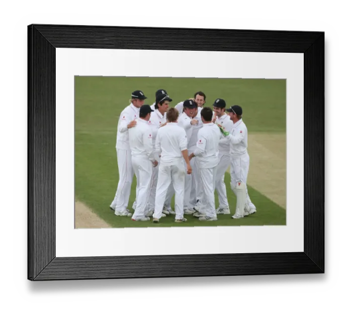 Framed Print : England Celebrate Test Win Framed Print : England Celebrate Test Win