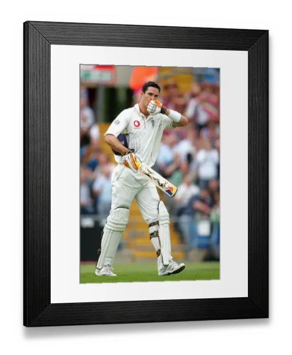 Framed Print : Kevin Pietersen Scores 200 Framed Print : Kevin Pietersen Scores 200