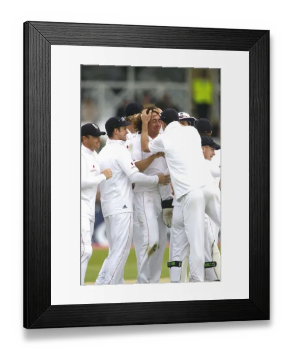Framed Print : England Celebrate Sidebottom Wicket Framed Print : England Celebrate Sidebottom Wicket