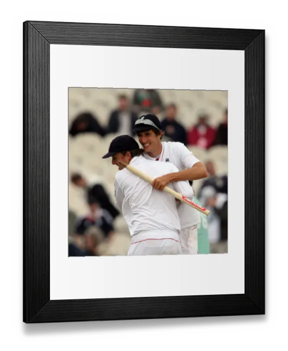 Framed Print : Steven Finn & Graeme Swann Framed Print : Steven Finn & Graeme Swann