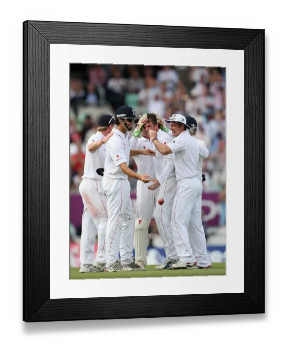 Framed Print : Graeme Swann & Team Celebrate Framed Print : Graeme Swann & Team Celebrate