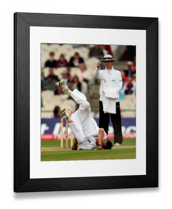 Framed Print : Billy Bowden Gives Jaharal Out With Steven Finn On Floor Framed Print : Billy Bowden Gives Jaharal Out With Steven Finn On Floor