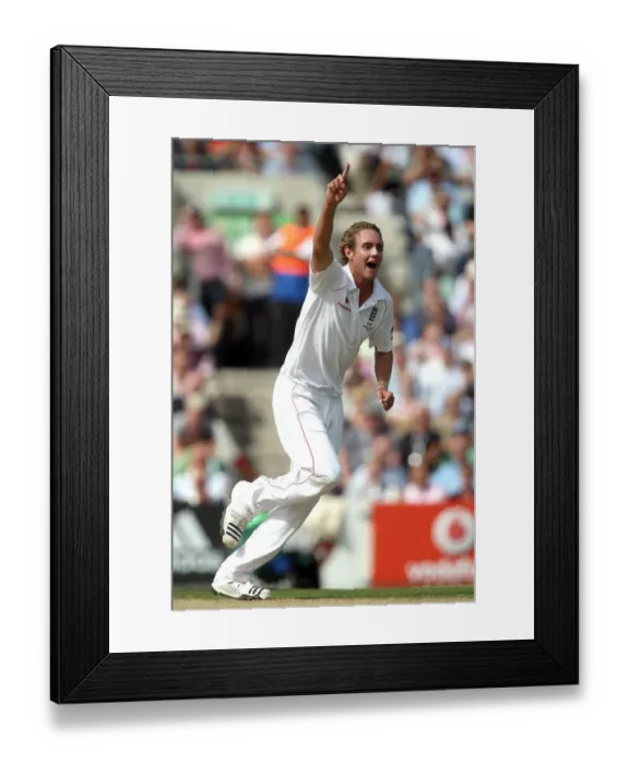 Framed Print : Stuart Broad Takes Ricky Ponting Wicket Framed Print : Stuart Broad Takes Ricky Ponting Wicket