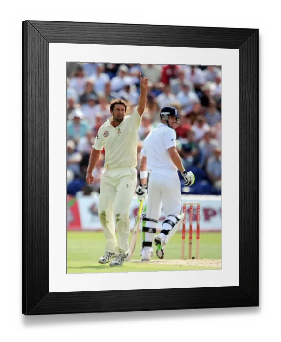 Framed Print : Ben Hilfenhaus & Kevin Pietersen Framed Print : Ben Hilfenhaus & Kevin Pietersen