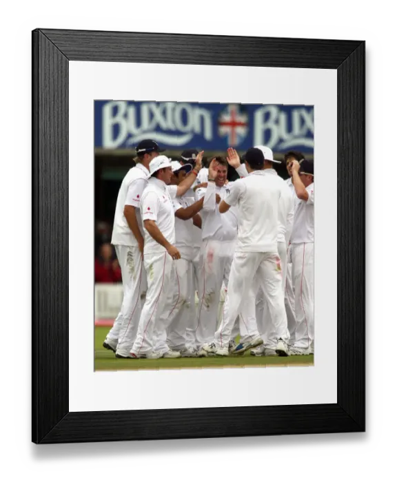 Framed Print : Graeme Swann & Teamates Framed Print : Graeme Swann & Teamates