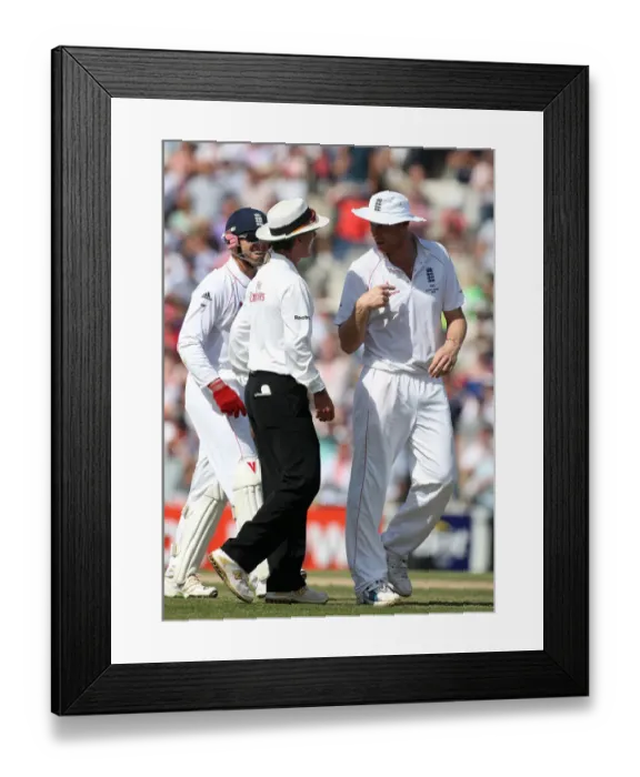 Framed Print : Andrew Flintoff & Billy Bowden Framed Print : Andrew Flintoff & Billy Bowden