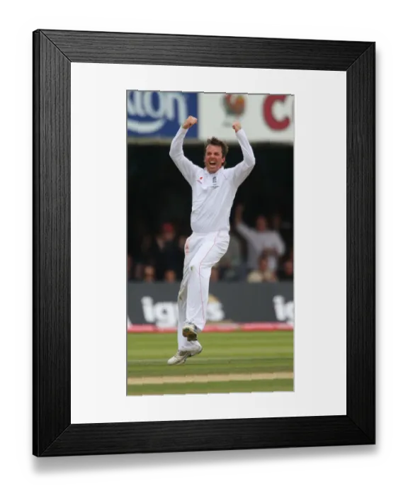 Framed Print : Graeme Swann Celebrates