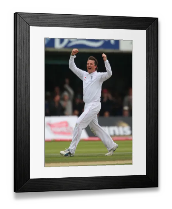 Framed Print : Graeme Swann Celebrates Framed Print : Graeme Swann Celebrates