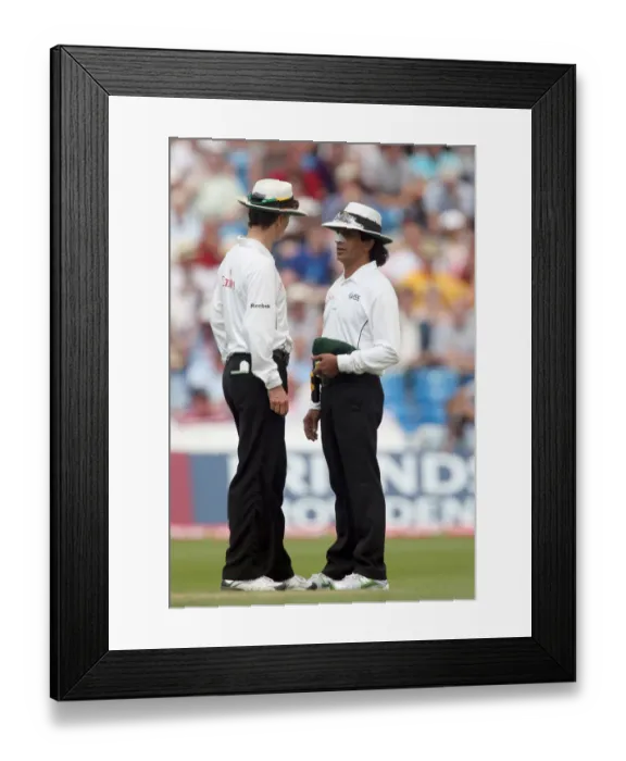 Framed Print : Billy Bowden & Asad Rauf Framed Print : Billy Bowden & Asad Rauf