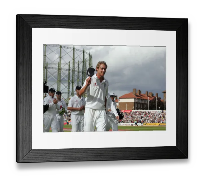 Framed Print : England Team Applaud As Stuart Broad Leaves The Field Framed Print : England Team Applaud As Stuart Broad Leaves The Field