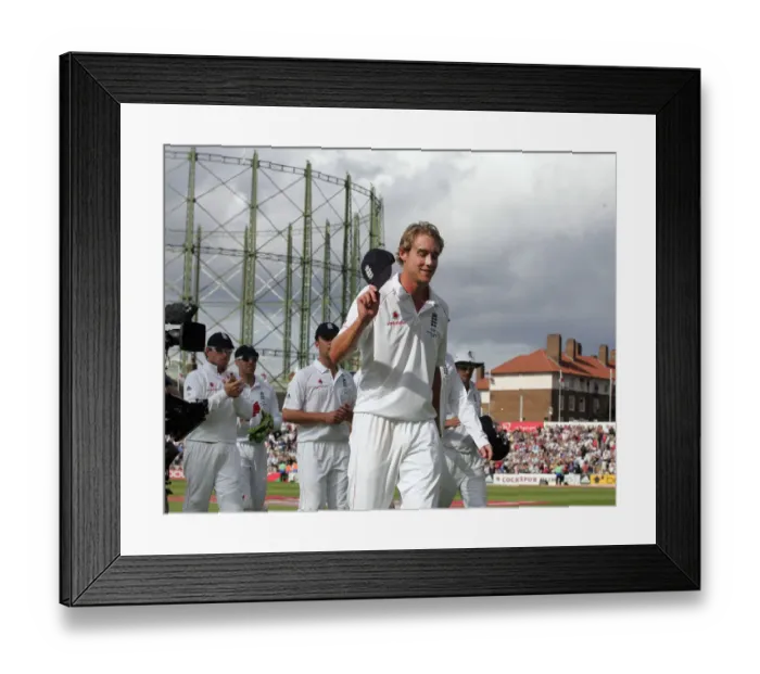 Framed Print : England Team Applaud As Stuart Broad Leaves The Field Framed Print : England Team Applaud As Stuart Broad Leaves The Field