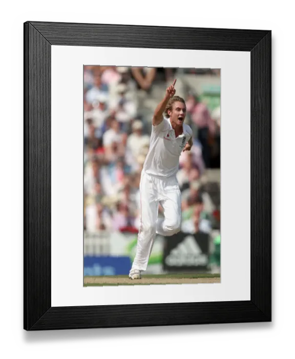 Framed Print : Stuart Broad Takes Ricky Ponting Wicket Framed Print : Stuart Broad Takes Ricky Ponting Wicket