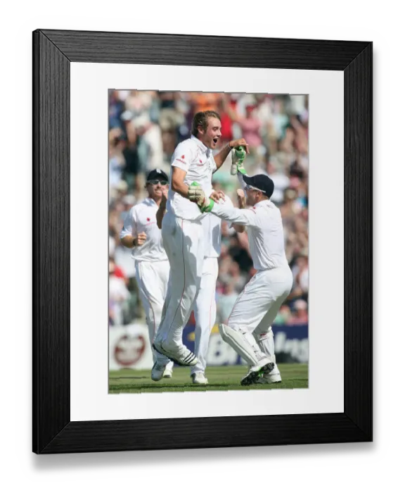 Framed Print : Stuart Broad Celebrates Shane Watson Wicket With Matt Prior Framed Print : Stuart Broad Celebrates Shane Watson Wicket With Matt Prior