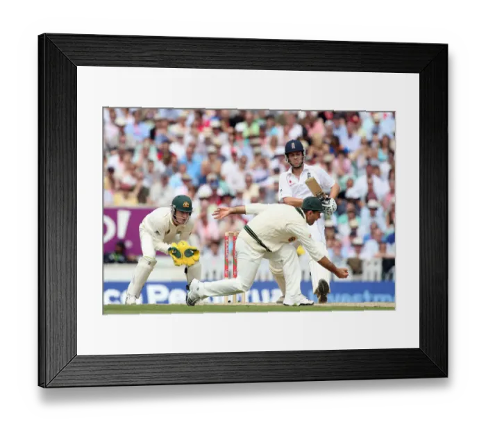 Framed Print : Jonathan Trott & Ricky Ponting Framed Print : Jonathan Trott & Ricky Ponting
