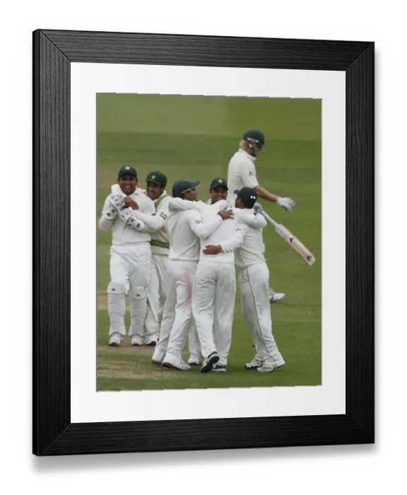 Framed Print : Umar Amin Is Mobbed By Teamates As Shane Watson Walks Off Framed Print : Umar Amin Is Mobbed By Teamates As Shane Watson Walks Off