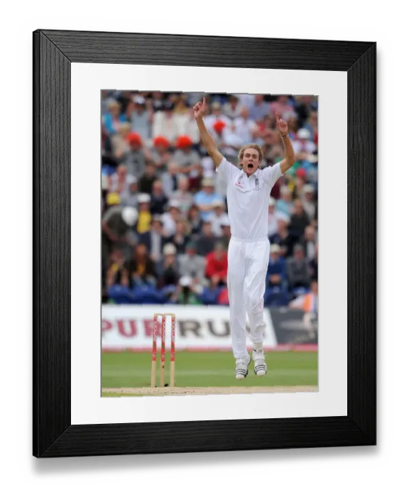 Framed Print : Stuart Broad Celebrates Framed Print : Stuart Broad Celebrates