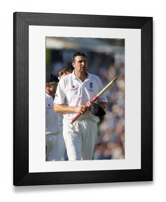 Framed Print : Steve Harmison With Stump Framed Print : Steve Harmison With Stump
